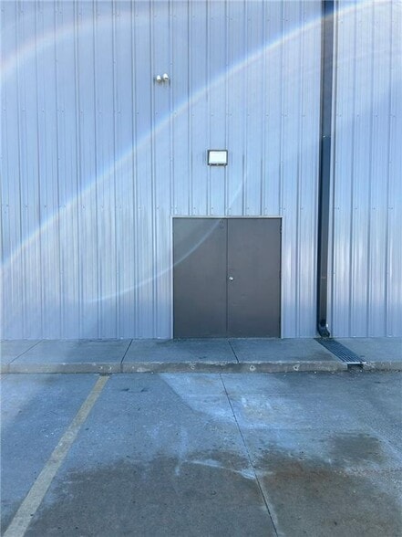 More Photos Of 1500 S 169 Hwy, Smithville Manufacturing For Lease