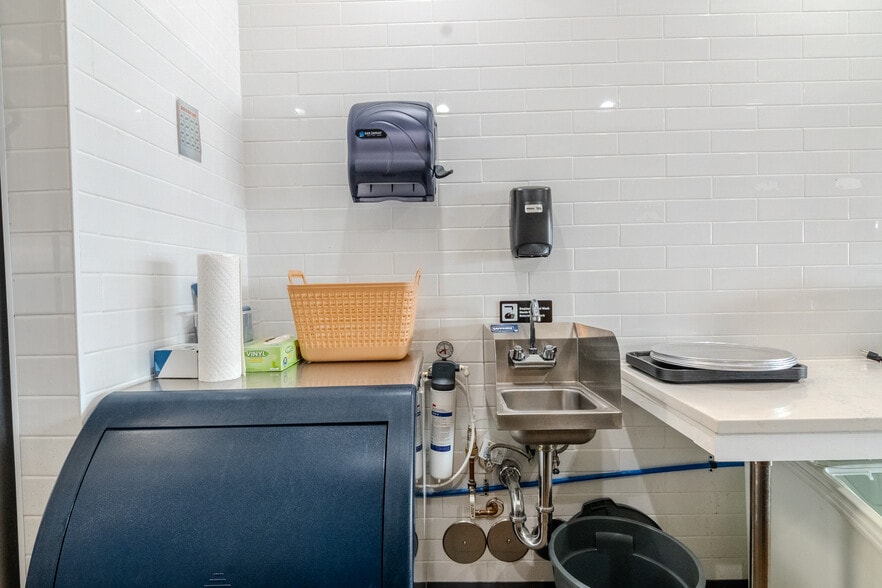 More Photos Of 1942 Atkinson Rd, Lawrenceville Freestanding For Sale