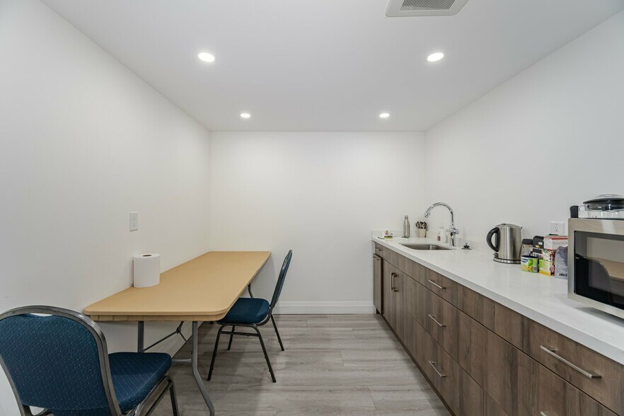 More Photos Of 140-160 Derry Rd E, Mississauga Office For Sale