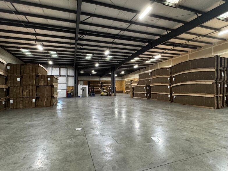 More Photos Of 16121 Business Pky, Hagerstown Warehouse For Lease