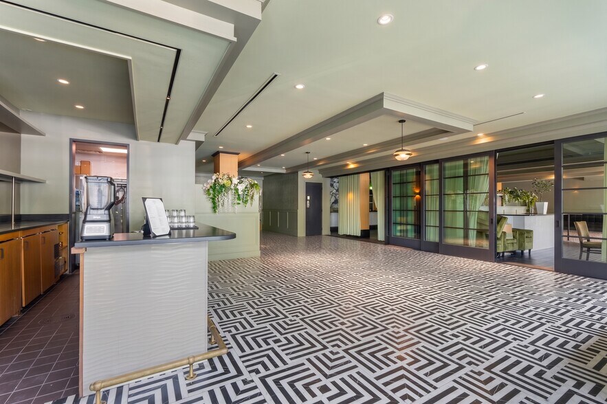 More Photos Of 24 Navy Pier Ct, Staten Island Restaurant For Lease