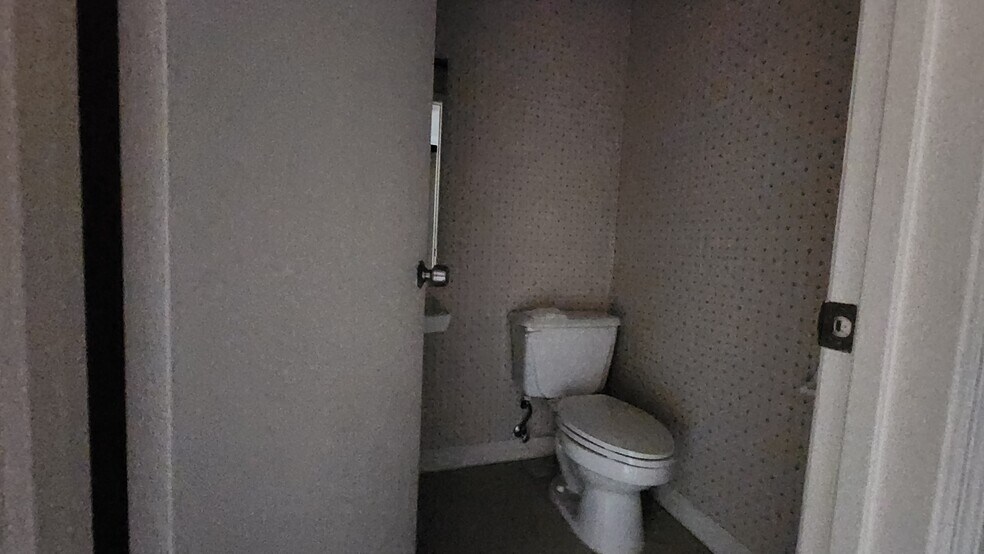 More Photos Of 1108 Commercial Way, Spring Hill Freestanding For Lease