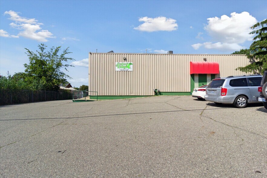 More Photos Of 4800 Joslyn Rd, Lake Orion Light Manufacturing For Sale