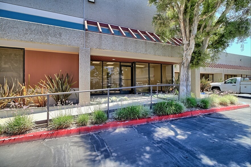 More Photos Of 1937 Goodyear Ave, Ventura Warehouse For Lease