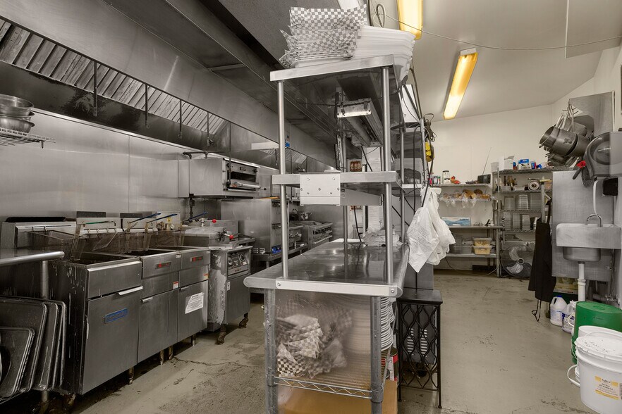 More Photos Of 112 N Shore Dr, Fountain City Restaurant For Sale