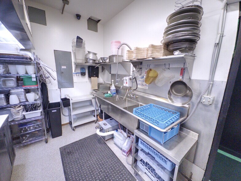 More Photos Of 114 E 5th St, Wahoo Bar For Sale