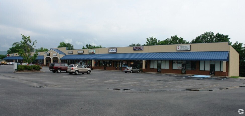 More Photos Of 1225 Snow St, Oxford Freestanding For Lease