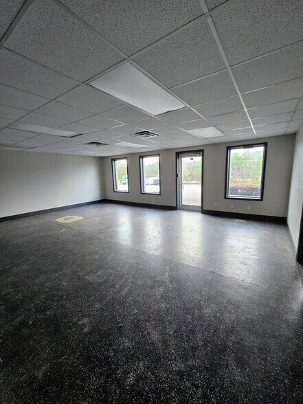 More Photos Of 19 Hannah Way, Rossville Flex For Lease