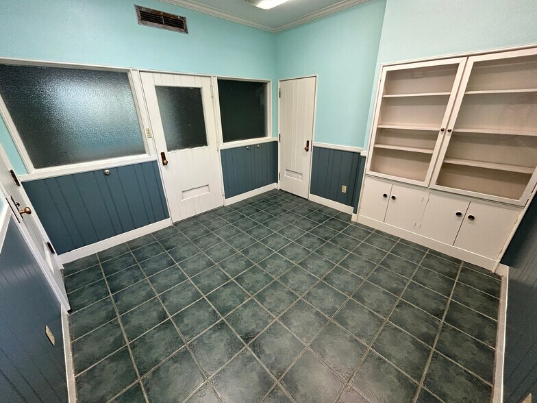 More Photos Of 1304 Government St, Mobile Veterinarian Kennel For Sale