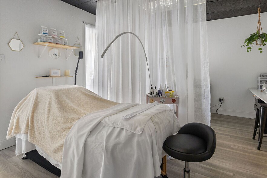 More Photos Of 1104 11th St, Wichita Falls Storefront Retail Office For Sale