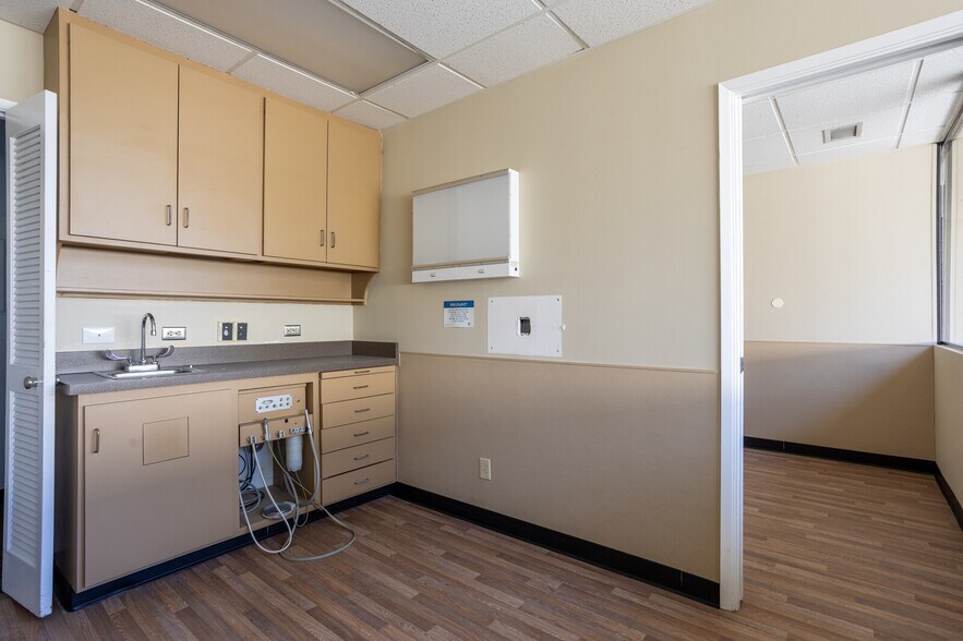 More Photos Of 15835 Pomerado Rd, Poway Unknown For Lease