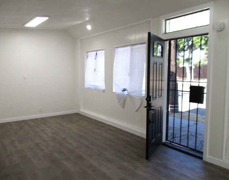 More Photos Of 9900-9904 S Central Ave, Los Angeles Schools For Lease