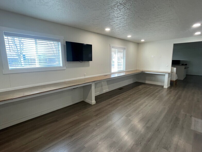 More Photos Of 3070 NW Canal Blvd, Redmond Land For Lease