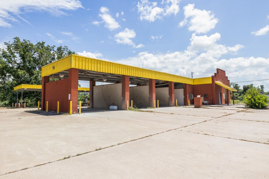 Primary Photo Of 621 W Travis St, La Grange Carwash For Sale