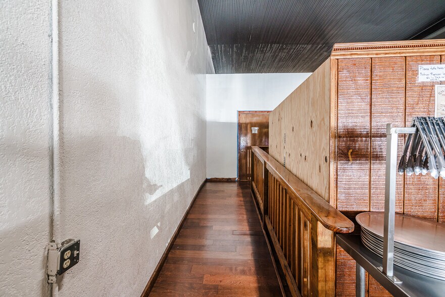 More Photos Of 114 S Commerce St, Lockhart General Retail For Sale