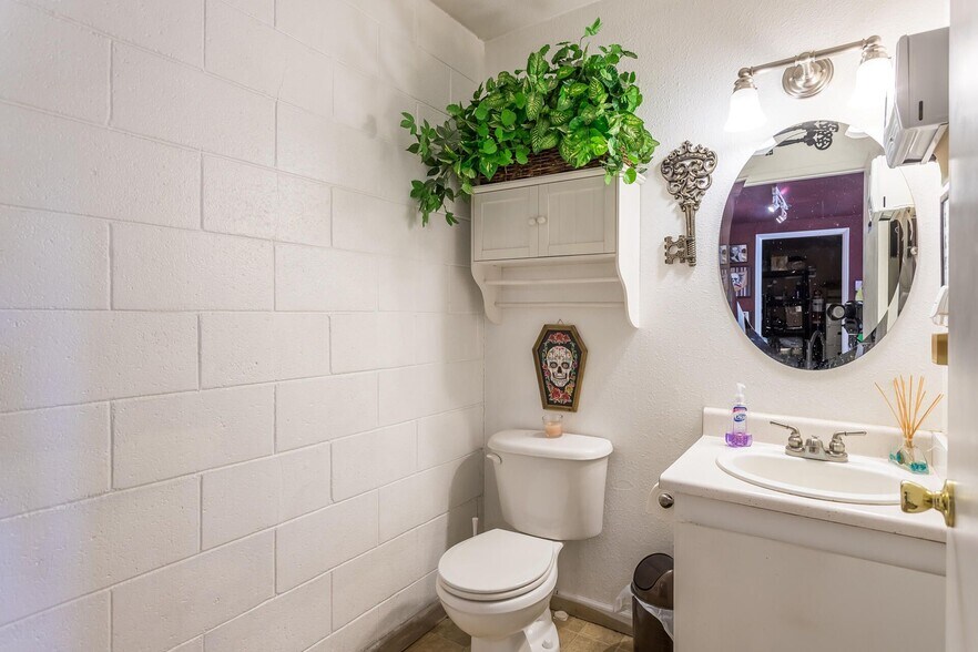 More Photos Of 1556 Hartnell Ave, Redding Office For Sale