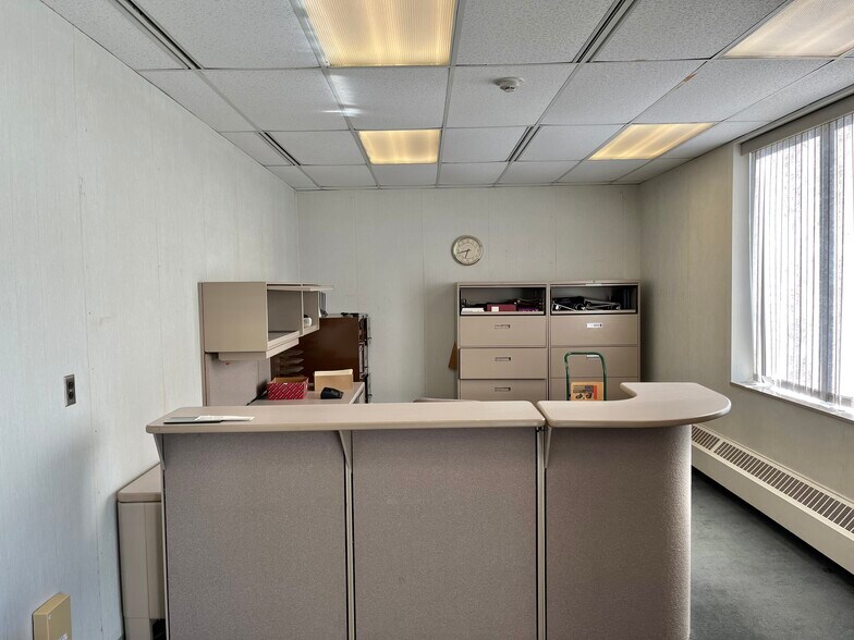 More Photos Of 1401 W Center St, Warsaw Light Distribution For Sale