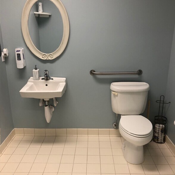 More Photos Of 722 Grant St, Herndon Medical For Sale