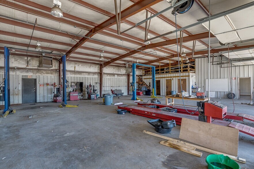 More Photos Of 100 Hillcrest Dr, Laurens General Retail For Lease