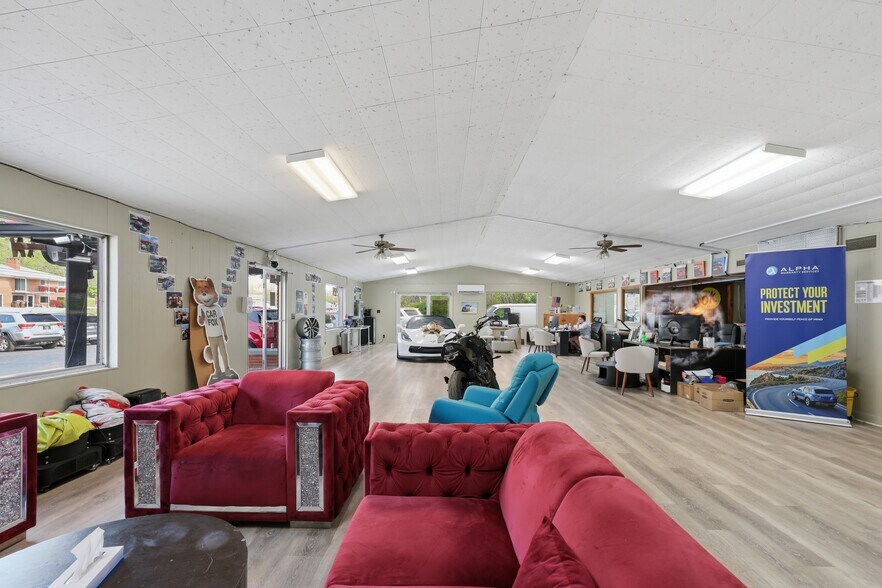 More Photos Of 621 Green Blvd, Aurora Auto Dealership For Sale
