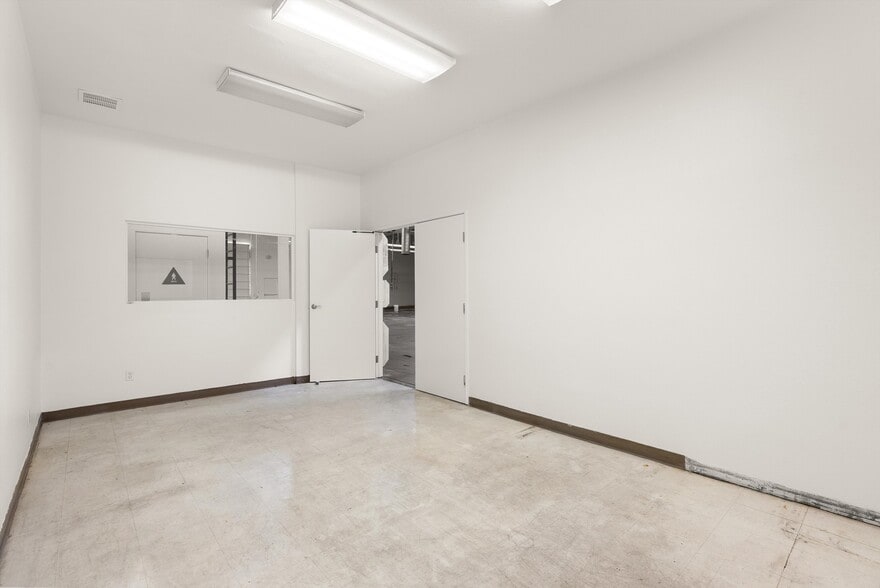 More Photos Of 6951 Oran Cir, Buena Park Warehouse For Lease