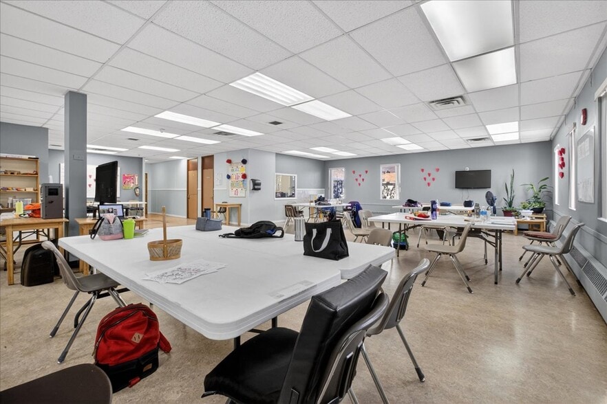 More Photos Of 11831 123 St NW, Edmonton Office For Sale