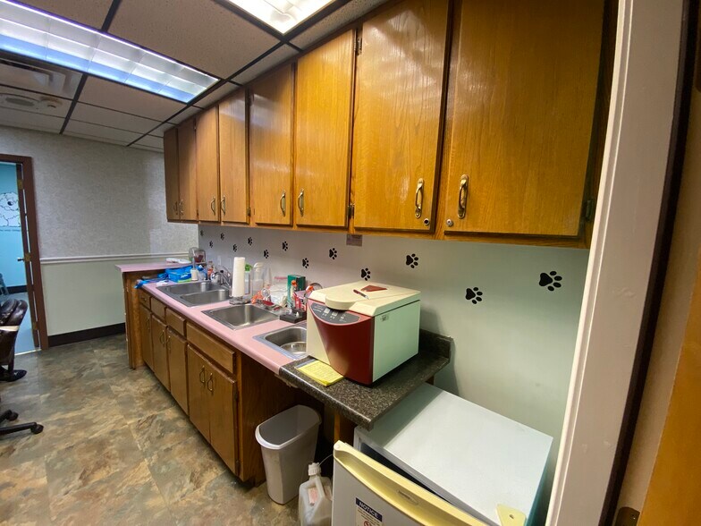 More Photos Of 2228 W College St, Springfield Veterinarian Kennel For Sale