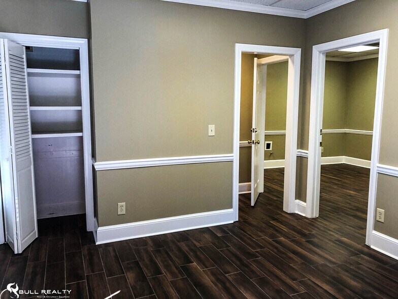 More Photos Of 200 Market Pl, Roswell Office Residential For Lease