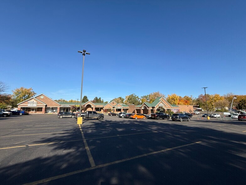 More Photos Of 945-965 E Summit St, Milford General Retail For Lease