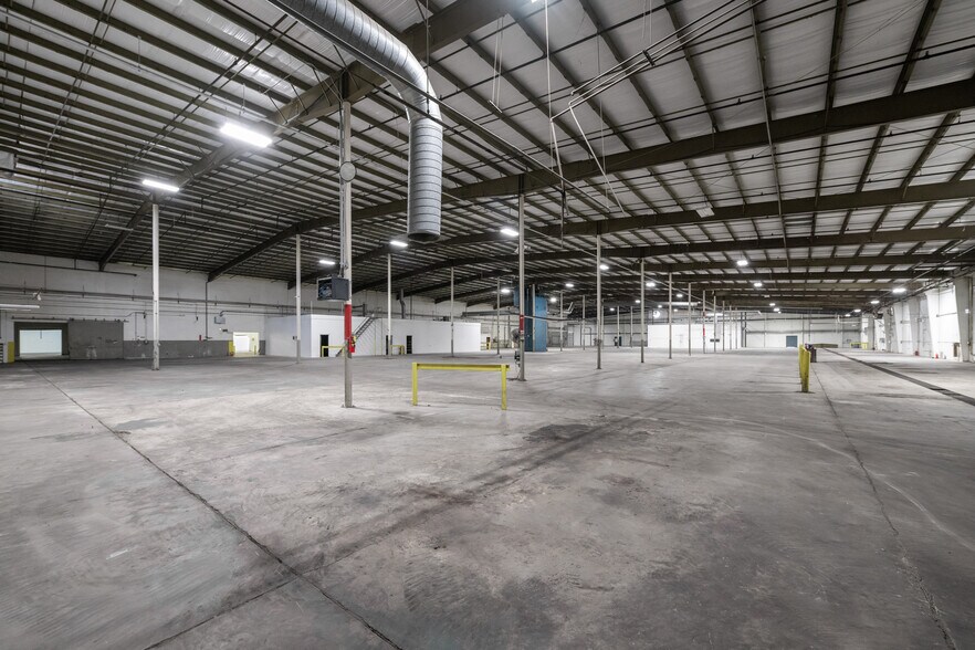 More Photos Of 909 W 39th St, Panama City Manufacturing For Lease