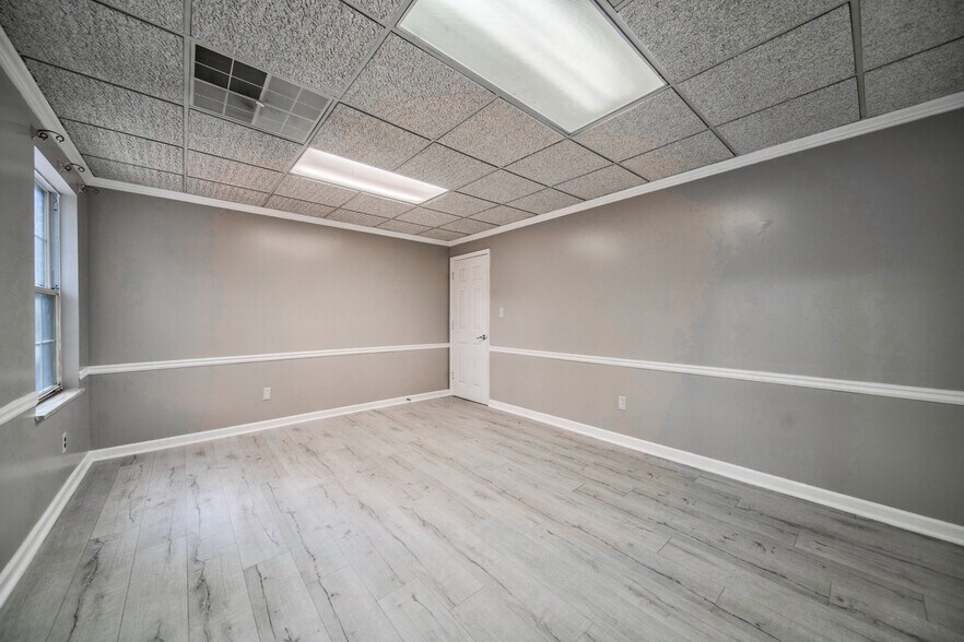 More Photos Of 425 E Crossville Rd, Roswell Office For Sale