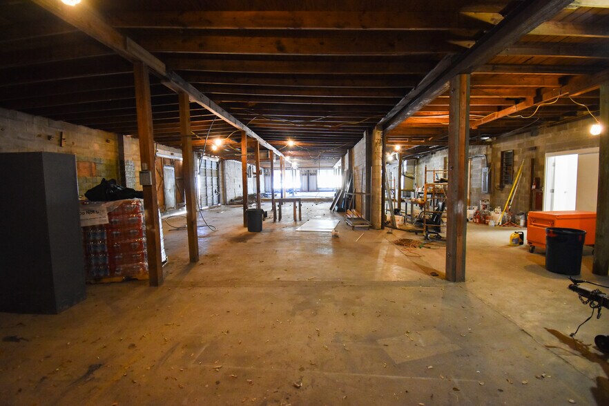 More Photos Of 3110 N Davis Hwy, Pensacola Showroom For Lease