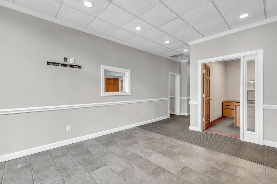 More Photos Of 4 Progress Rd, Greenville Flex For Lease