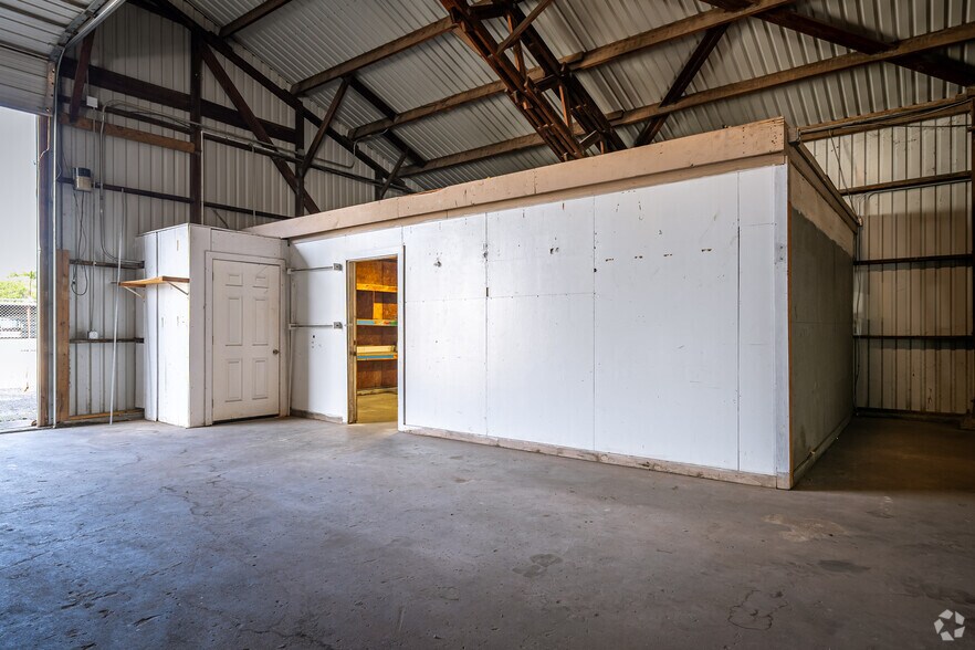 More Photos Of 1618 Callaway Dr, Alvin Warehouse For Lease