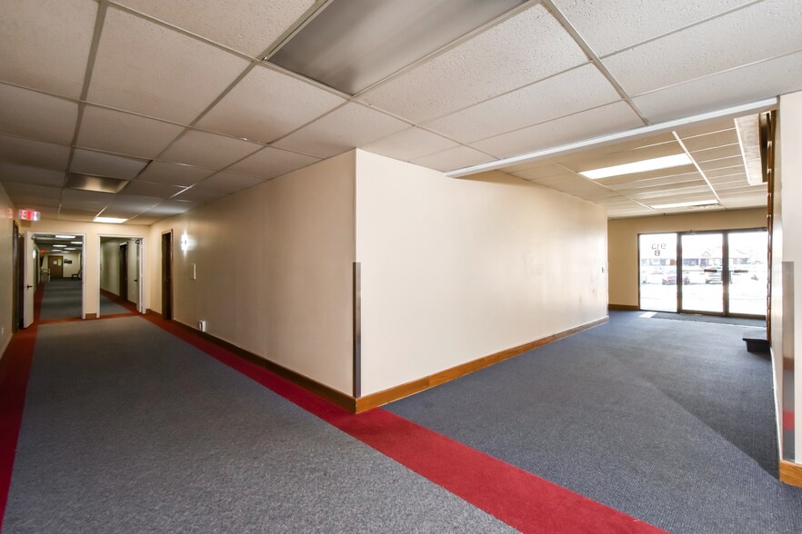 More Photos Of 913 W Holmes Rd, Lansing Medical For Sale