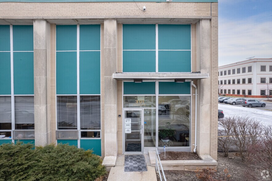 More Photos Of 301-363 N Third Ave, Des Plaines Distribution For Sale