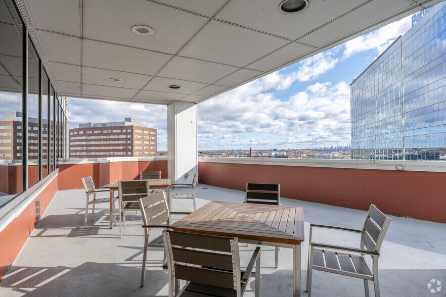 More Photos Of 1085 Raymond Blvd, Newark Office For Lease
