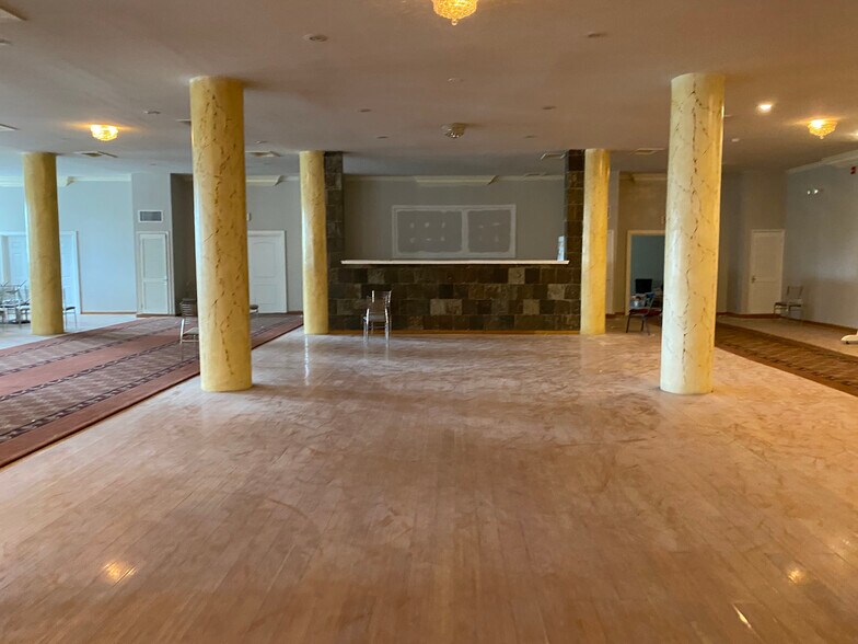 More Photos Of 2613 W Hunting Park Ave, Philadelphia Light Distribution For Lease