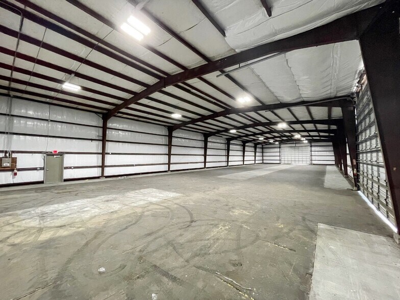 More Photos Of 810 Center St, Apex Warehouse For Lease