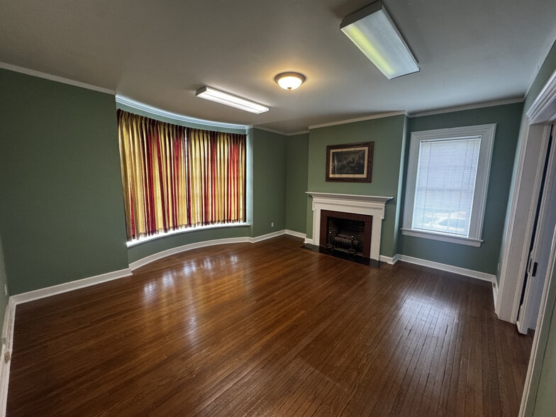 More Photos Of 300 Washington St, Saint Charles Office For Sale