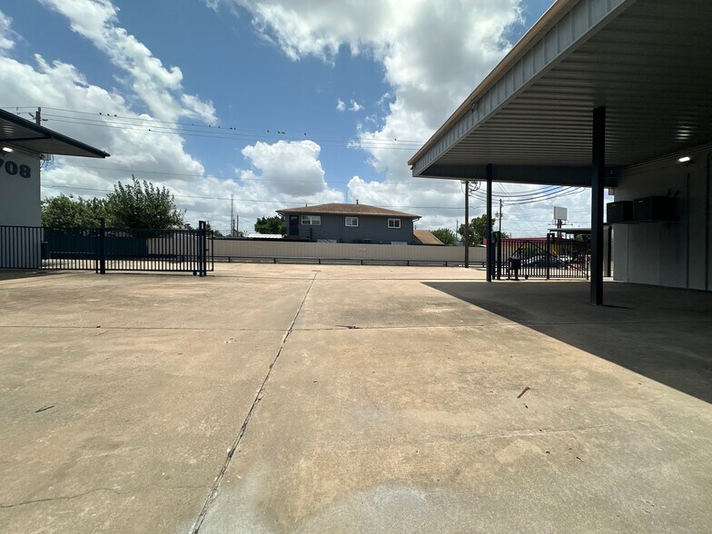 More Photos Of 5708 N Shepherd Dr, Houston Unknown For Lease