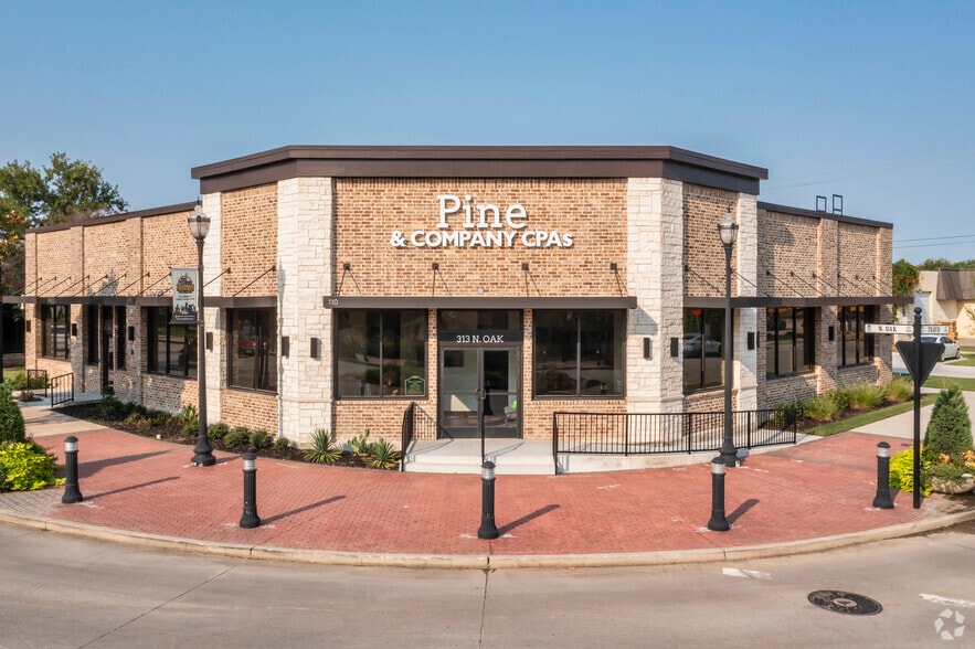Primary Photo Of 313 N Oak St, Roanoke Office For Lease