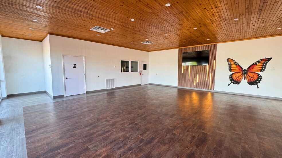 More Photos Of 5602 S IH 35, San Antonio Freestanding For Sale