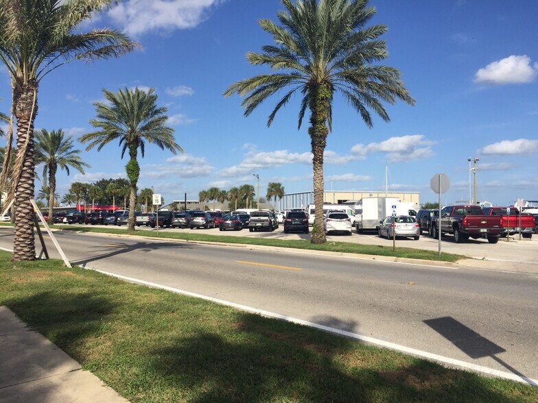 More Photos Of 350 E Seminole Blvd, Sanford Freestanding For Sale