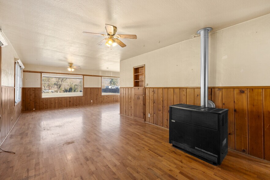 More Photos Of 175 Rogue River Hwy, Gold Hill Office For Sale