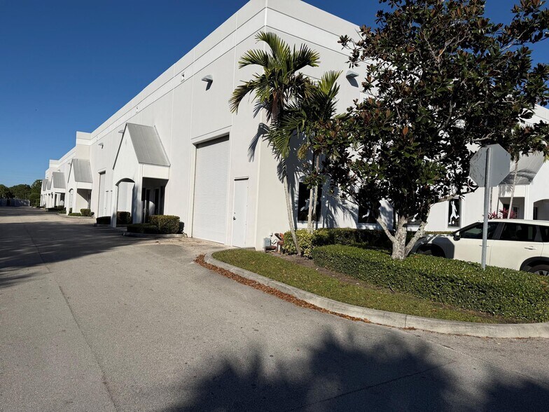 More Photos Of 750 NW Enterprise Dr, Port Saint Lucie Warehouse For Lease