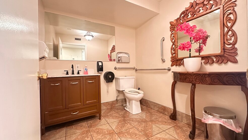 More Photos Of 708 N Marengo Ave, Pasadena General Retail For Sale