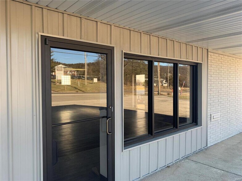 More Photos Of 2300-2314 W Osage St, Pacific Freestanding For Lease