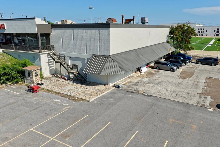 More Photos Of 201 E Clark Blvd, Laredo Storefront For Lease