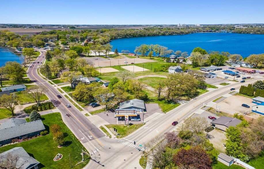 Primary Photo Of 1552 Albion Ave, Fairmont Service Station For Sale